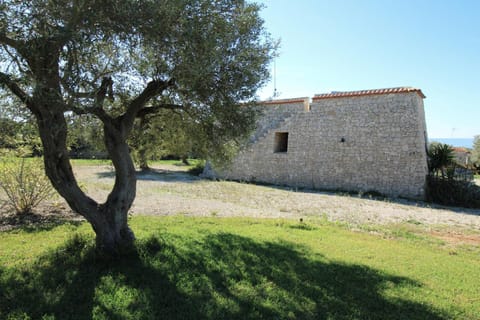Property building, Nearby landmark, Facade/entrance, Natural landscape, BBQ facilities, Garden, Solarium, On site, Garden view, Landmark view, Sea view