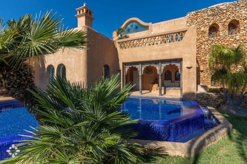 Property building, Patio, Day, Garden, Garden view, Pool view, Swimming pool, sunbed