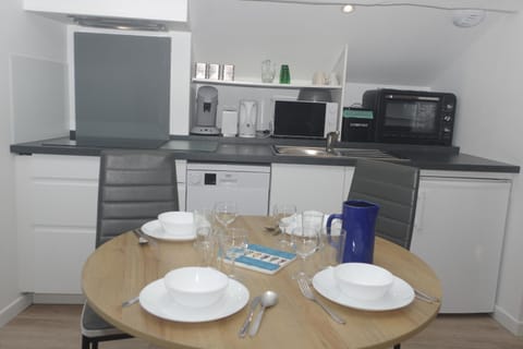 Coffee/tea facilities, Kitchen or kitchenette, Dining area, dishwasher, oven, stove, toaster