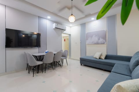 Communal lounge/ TV room, Living room, Seating area, Dining area, air conditioner