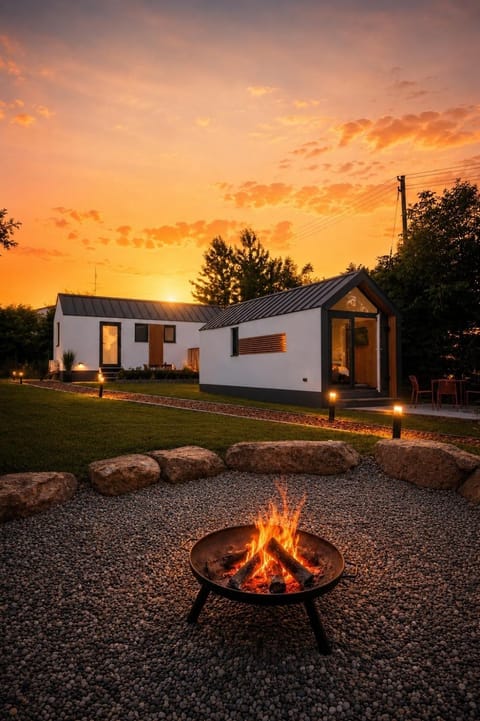 Property building, Day, Natural landscape, BBQ facilities, Sunrise, Sunset, flat iron