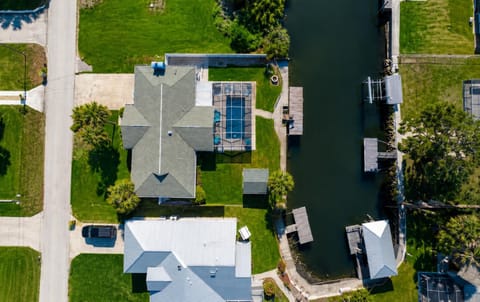 Property building, Spring, Natural landscape, Bird's eye view, Pool view, Swimming pool, Location