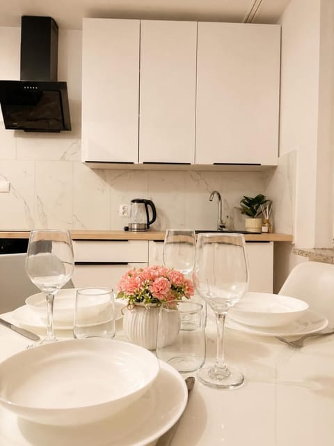 Kitchen or kitchenette, Food and drinks, Dining area, Drinks