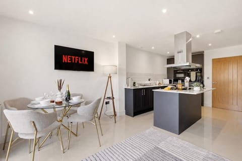 Communal lounge/ TV room, TV and multimedia, Coffee/tea facilities, Kitchen or kitchenette, Seating area, Dining area, Communal kitchen, microwave, oven, stove, toaster