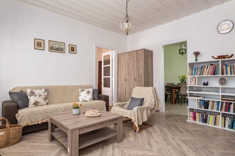 Library, Living room, Seating area