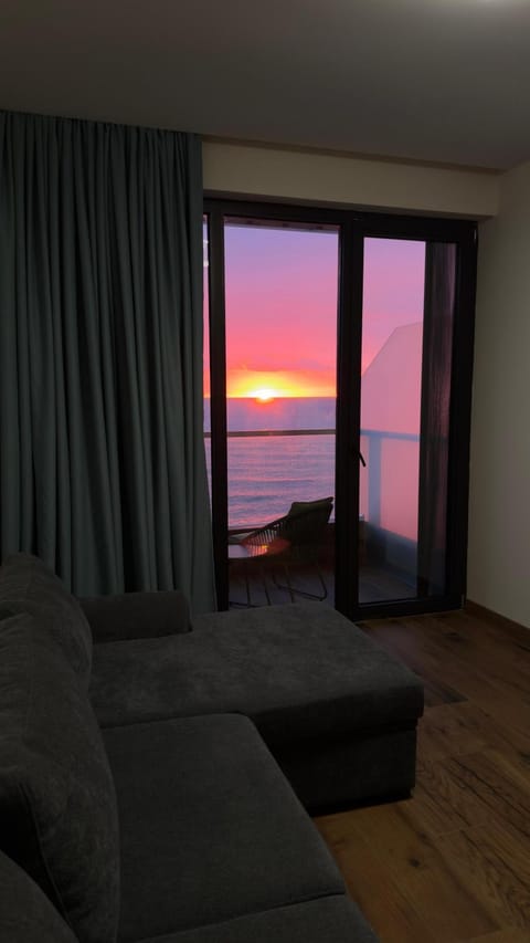 Property building, Day, Sea view, Sea view, Swimming pool, Sunrise, Sunset