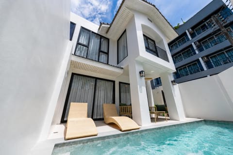 Property building, Patio, Day, View (from property/room), Balcony/Terrace, Pool view, Swimming pool, Swimming pool, sunbed