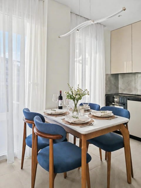 Kitchen or kitchenette, Seating area, Dining area, stove