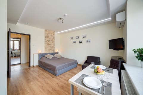 Bed, Living room, Photo of the whole room, Decorative detail, Dining area, Bedroom, Street view