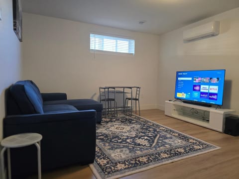 TV and multimedia, Living room, Seating area, Evening entertainment, air conditioner
