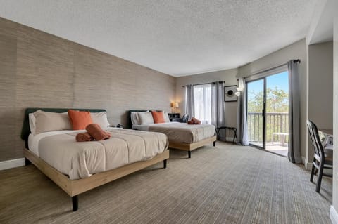 Bed, Natural landscape, View (from property/room), Balcony/Terrace, Living room, Photo of the whole room, Seating area, Bedroom