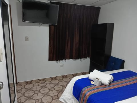 Bed, TV and multimedia, Photo of the whole room, Bedroom, towels