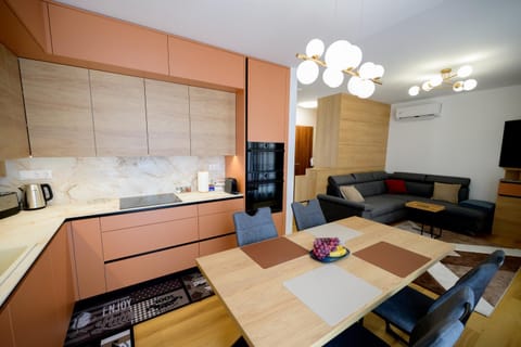 Restaurant/places to eat, TV and multimedia, Living room, dishwasher, microwave, oven, stove, toaster, kitchen, air conditioner