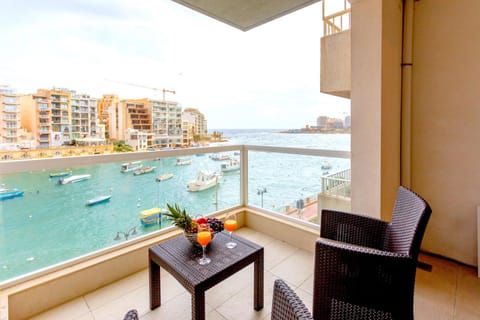 Property building, Patio, Day, Natural landscape, View (from property/room), Balcony/Terrace, Seating area, City view, River view, Sea view