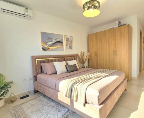 Bed, Photo of the whole room, wardrobe, air conditioner