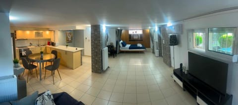 Bed, TV and multimedia, Living room, Photo of the whole room, Dining area