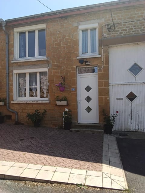 Property building, Facade/entrance, Day