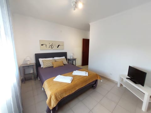 Bedroom, towels
