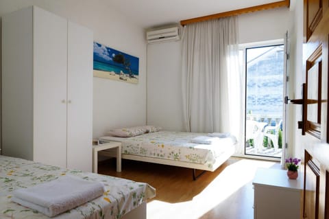 Bed, Photo of the whole room, Street view