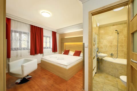 Bed, Bathroom, Photo of the whole room, Bedroom, Bath, towels
