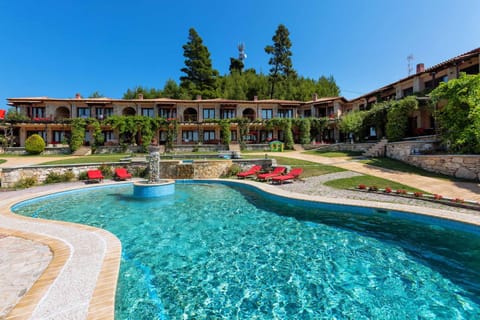 Property building, Garden, Swimming pool