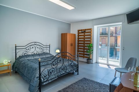 Bed, TV and multimedia, Bedroom, wardrobe
