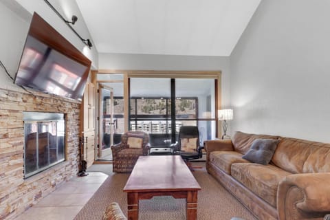 TV and multimedia, Balcony/Terrace, Living room, Mountain view, fireplace, furniture