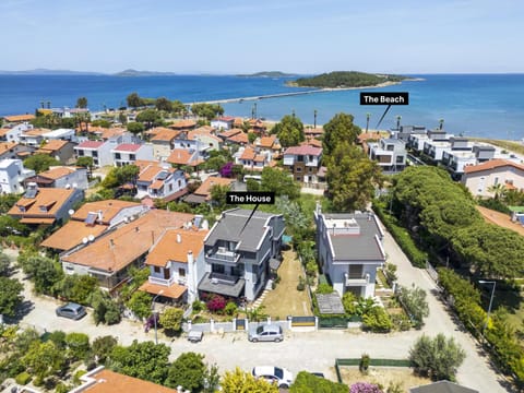 Property building, Day, Neighbourhood, Bird's eye view, Sea view, Location, Parking