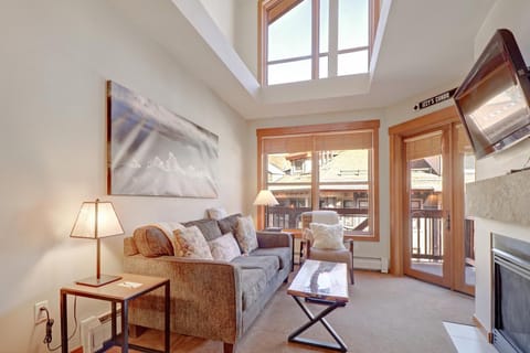 Day, TV and multimedia, View (from property/room), Living room, Seating area, Mountain view, fireplace, furniture