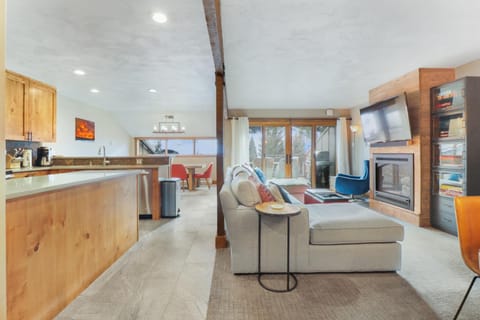 Day, TV and multimedia, View (from property/room), Kitchen or kitchenette, Living room, Seating area, fireplace, furniture