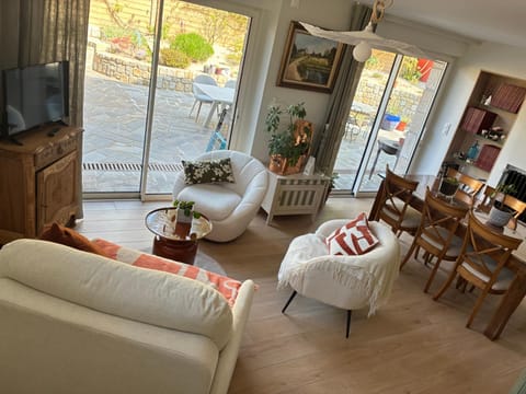 Communal lounge/ TV room, Living room, Dining area