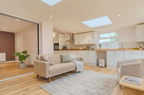 Kitchen or kitchenette, Living room, Seating area, internet