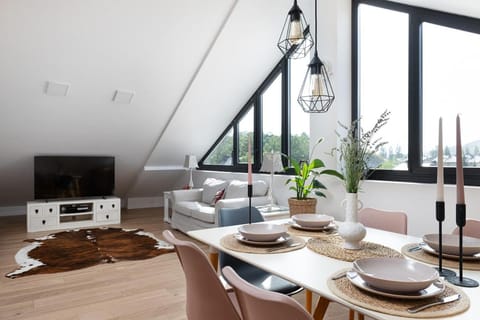 Communal lounge/ TV room, TV and multimedia, Living room, Seating area, Dining area, Evening entertainment