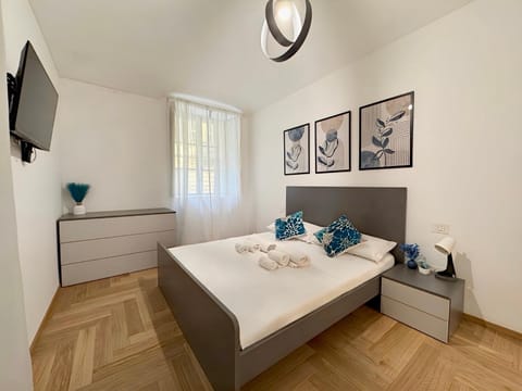 Bed, TV and multimedia, Photo of the whole room, Bedroom, towels, air conditioner