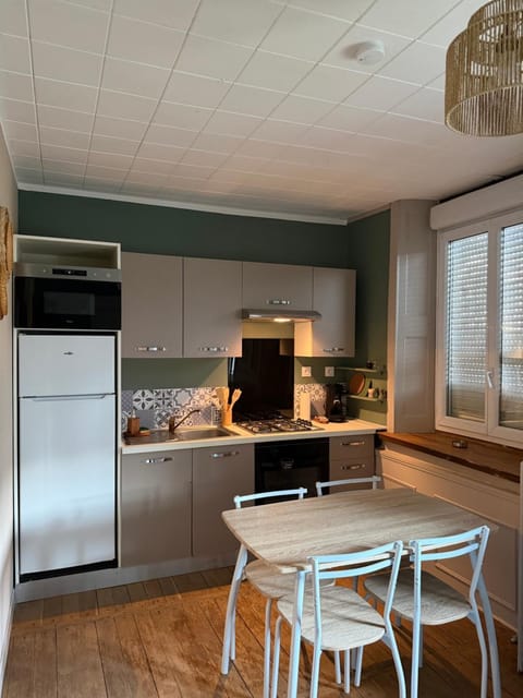Kitchen or kitchenette, Dining area, oven