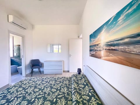 Bed, Photo of the whole room, Bedroom, air conditioner