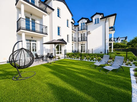 Patio, Garden, Garden view, sunbed