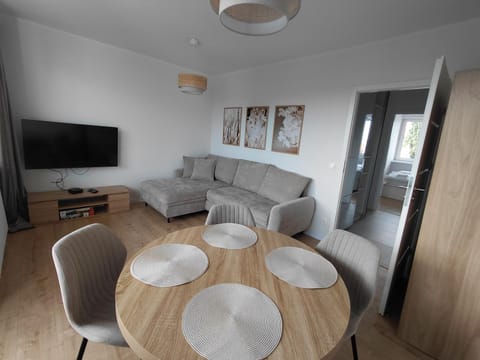 TV and multimedia, Living room, Seating area, Evening entertainment