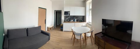 Communal lounge/ TV room, TV and multimedia, Kitchen or kitchenette, Living room, Seating area, Dining area, Evening entertainment