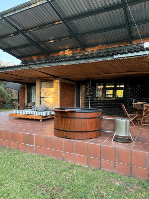 Property building, Patio, Patio, Garden, Hot Tub, Dining area, Garden view, Garden view, sunbed