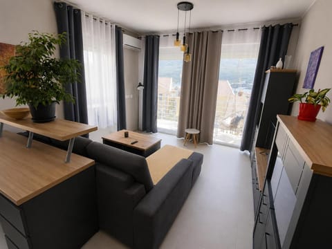Communal lounge/ TV room, TV and multimedia, Living room, Seating area, Dining area