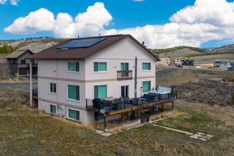 Property building, Day, Natural landscape, Bird's eye view, Hot Tub, Balcony/Terrace, Mountain view, Parking
