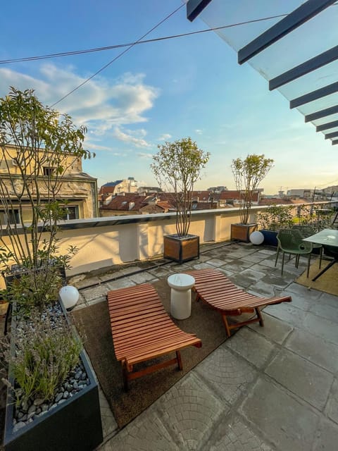 View (from property/room), Balcony/Terrace, Seating area, City view, Location