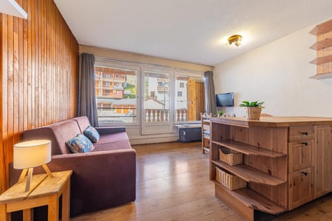 Property building, Kitchen or kitchenette, Living room, Seating area, Dining area