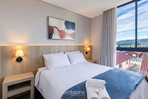 Bed, Bedroom, City view, Mountain view