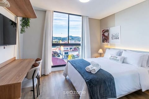Bed, TV and multimedia, View (from property/room), Bedroom