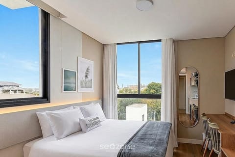 Bed, TV and multimedia, View (from property/room), Kitchen or kitchenette, Seating area, Bedroom