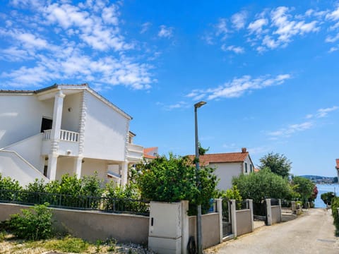 Property building, Facade/entrance, Balcony/Terrace, Beach