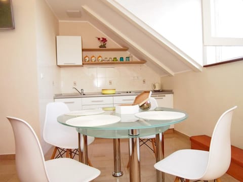 Dining area, kitchen