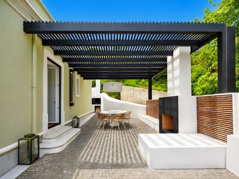 Property building, Balcony/Terrace, Living room